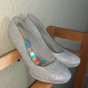SILVER SLIPPER SZ 7.5 sparkly silver jeweled heels